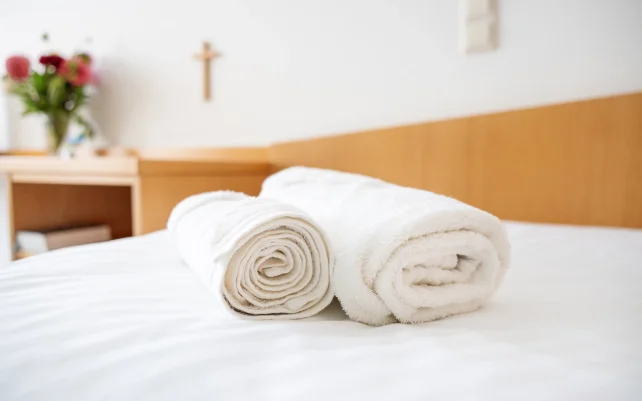 Frische Handtücher auf einem Bett
